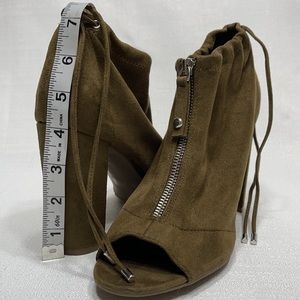 Guess Shoes Open Toe Booties size 8.5 olive green like new Mint condition